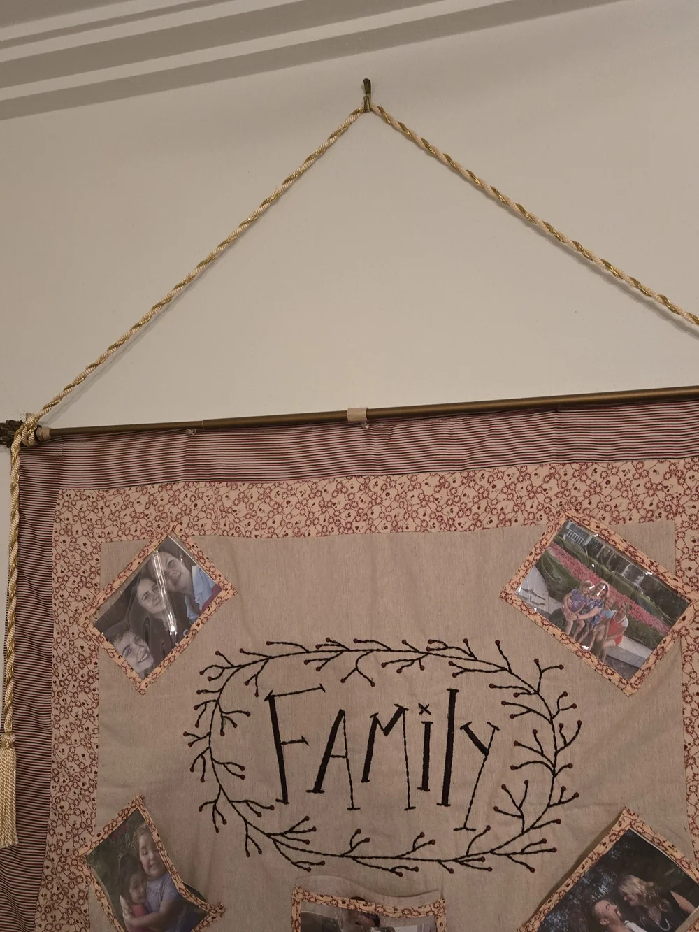 Family Wall Picture Display Tapestry With Interchangeable Pic Slots
